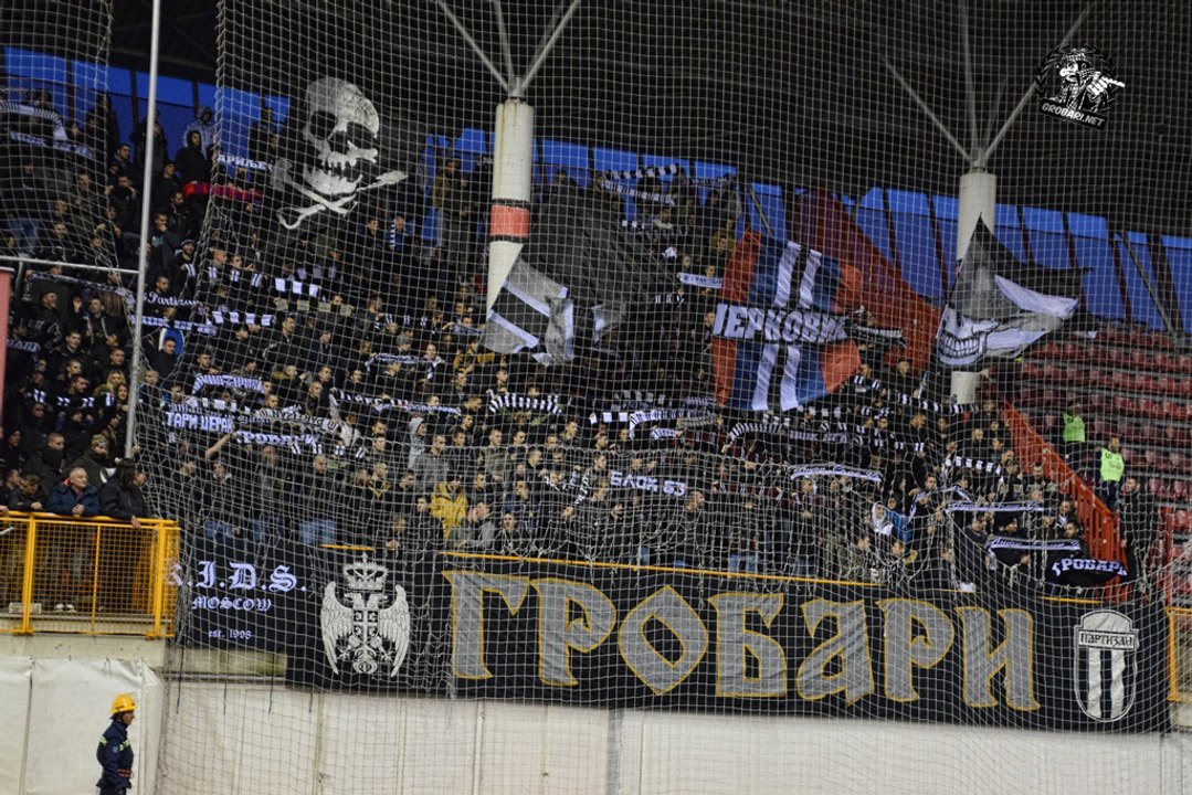 Grobari na "Krovu" | Kreni i sve pred sobom melji ! | Vozdovac - Partizan, 29.11.2017.