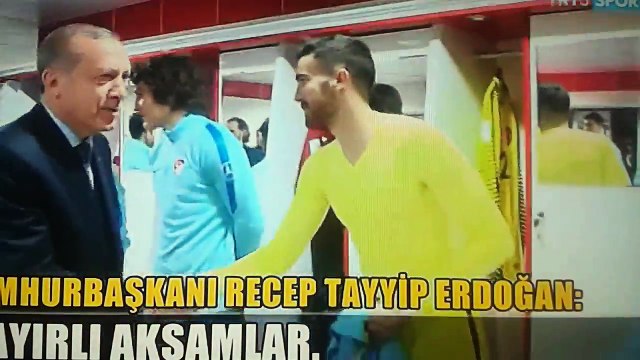 Cumhurbaşkanı Recep Tayyip Erdoğan milli takım soyunma odasında