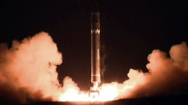 北, '화성-15' 발사 영상 공개...신형 추정 / YTN