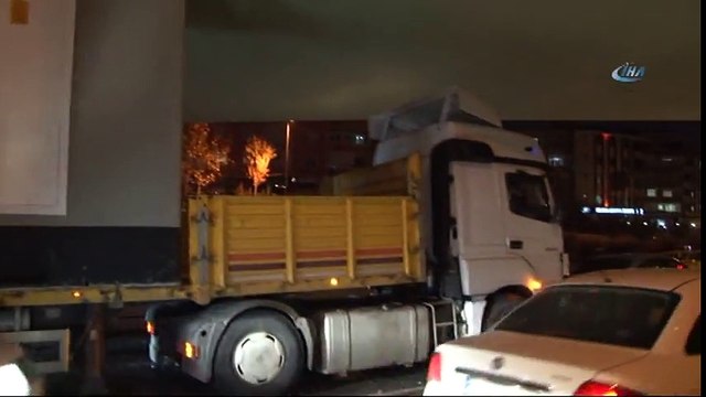 Tır Üst Geçide Takıldı