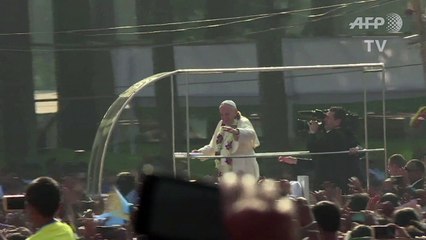Pope leads Dhaka mass before Rohingya meeting