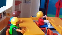 Rodzinka Playmobil Tomek dosta kare za spoznienie - zabawki bajki dla dzieci