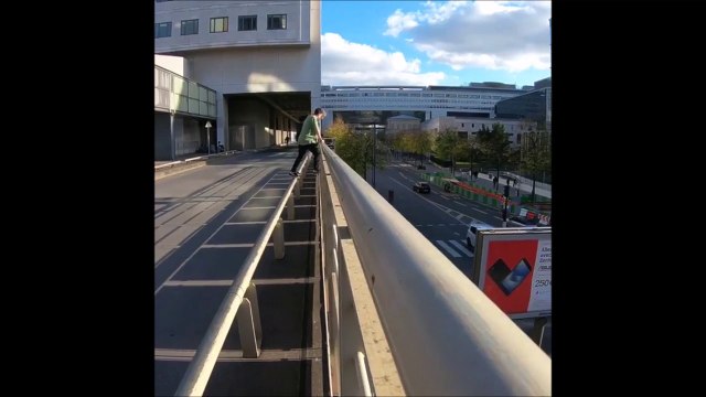 Ce taré fait un saut incroyable depuis un batiment sur un panneau publicitaire