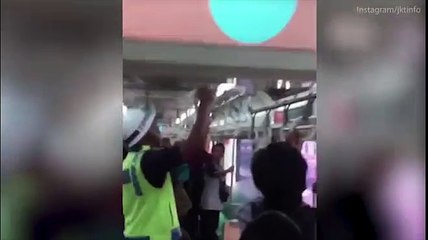 Bắt rắn bằng tay không trên tàu điện ngầm, đây chính là người hùng hot nhất mạng xã hội Indonesia
