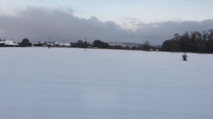 Vue du train, la campagne ornaise sous la neige