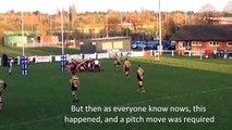 Deux équipes de rugby font tomber le poteau poteau pendant une mêlée