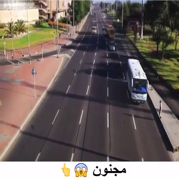 incoyable acrobaties en traversant autoroute
