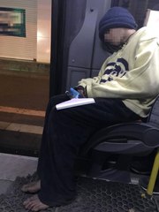 Minibüste Uyuyakalan Ayakkabısız Çocuğun Hali Yürek Burktu