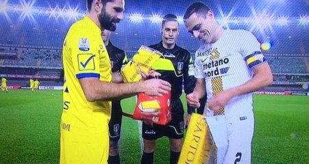 İtalyan Takımları, Maç Öncesi Flama Değil İçki ve Kek Takasladı