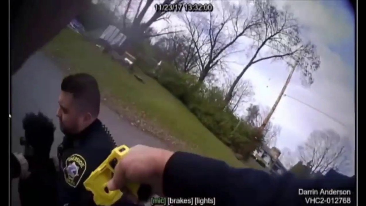 Un policier tase un autre policier lors d'une arrestation