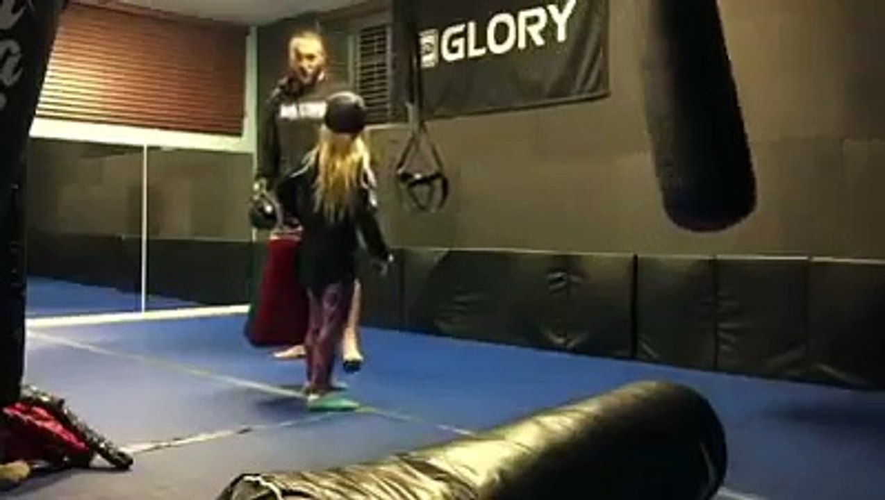 Küçük kıza acımasızca tekme atan kick boks eğitmeni…