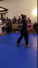 Cette fillette peut vous détruire en quelques secondes avec son baton !!