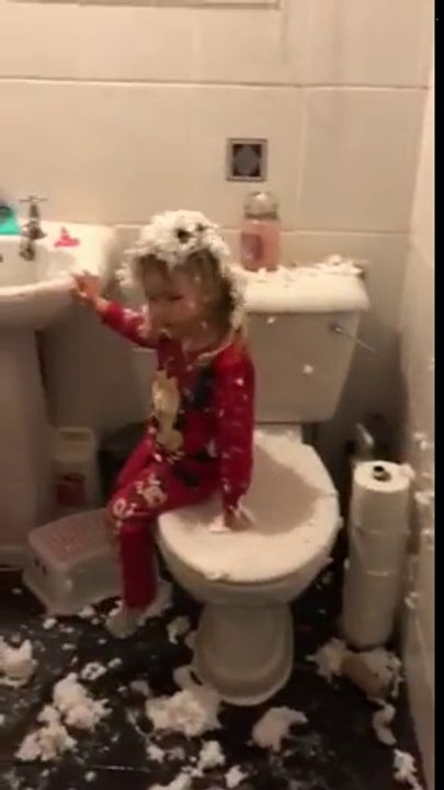 2 fillettes couvertes de mousse à raser dans la salle de bain !