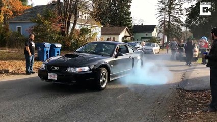 Ces beaufs annoncent une naissance en cramant un pneu de voiture en burnout..