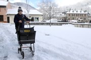 A Arreau,le facteur fait sa tournée sous la neige