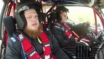 Un co-pilote vomit pendant un rallye