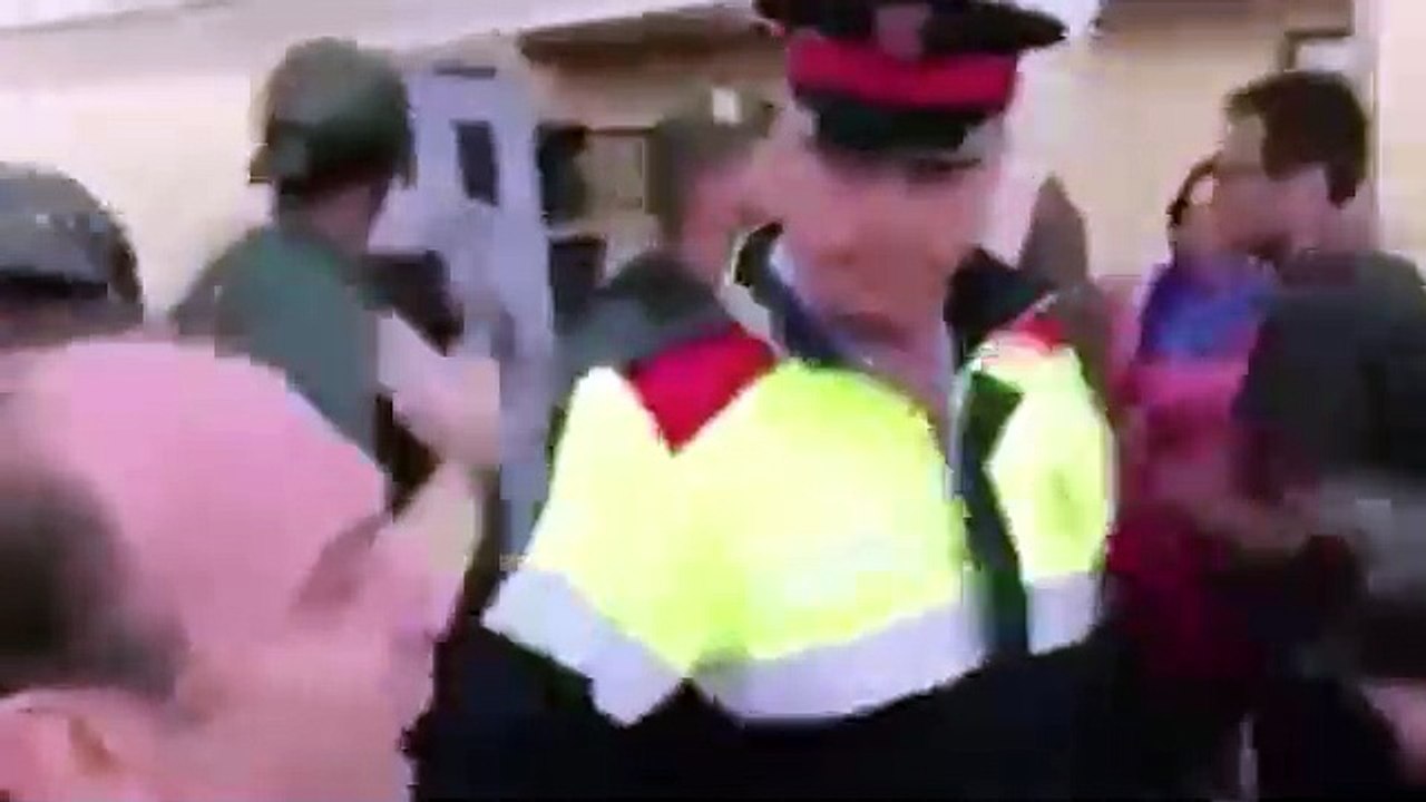 Este energúmeno que insulta y amenaza a la Guardia Civil es ¡¡¡profesor de Primaria!!! en Cataluña