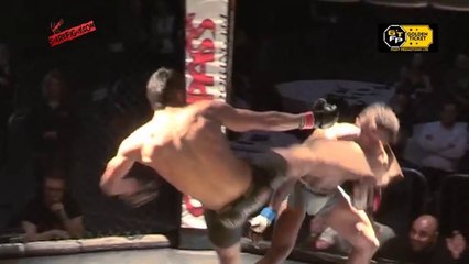 Скачать видео: Ce combattant MMA va mettre en orbite la dent de son adversaire... Coup de pied surpuissant