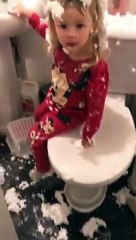 2 fillettes couvertes de mousse à raser dans la salle de bain !