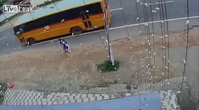 Le motard et son passager finissent en sandwich entre deux camions