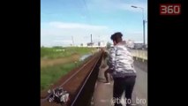 Karroca e femijes kishte ngecur tek shinat e trenit, djaloshi e shpeton duke rrezikuar jeten e tij (360video)