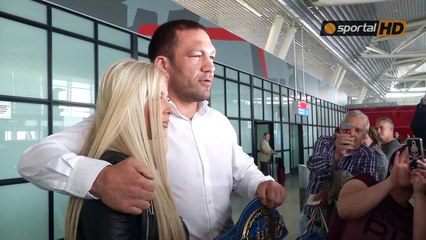 Андреа посреща Кубрат на летището в София 2016