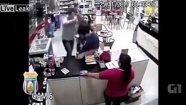 Fallait pas mettre la main aux fesses de la dame...