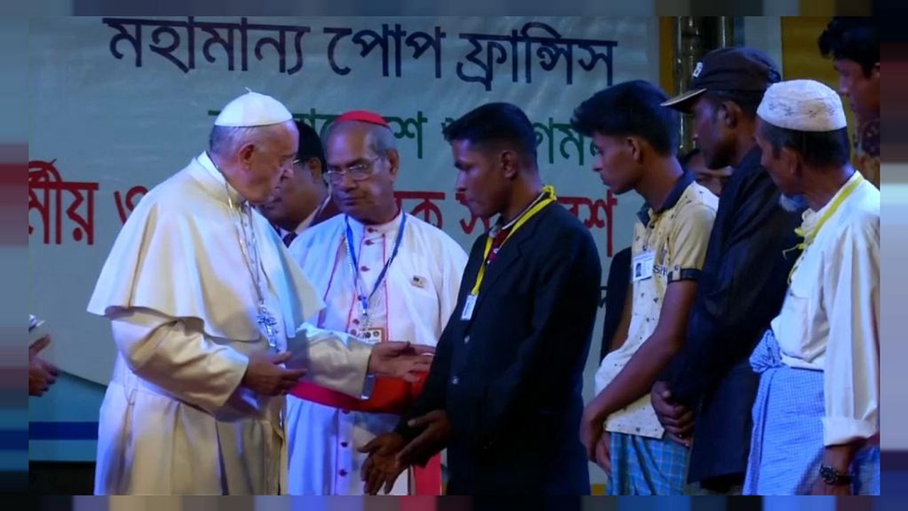 Papa encontra refugiados rohingya