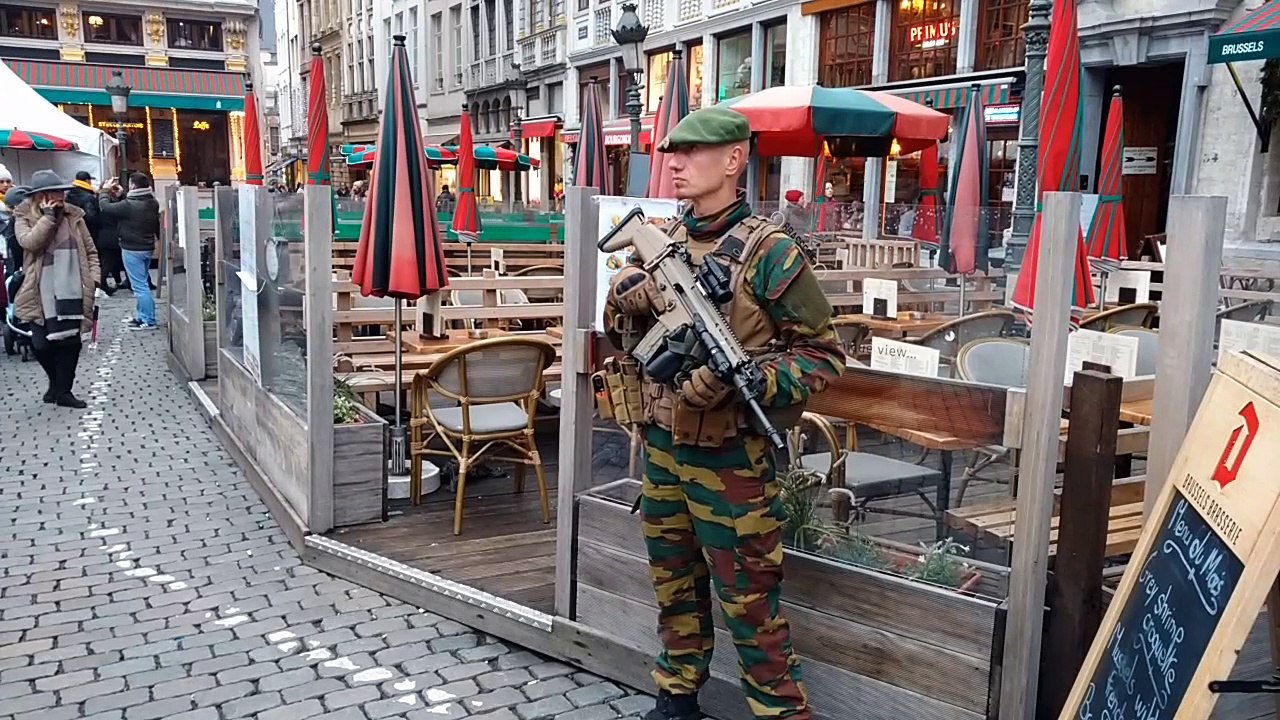 Patrouille sur le marché de Noël de Bruxelles p...