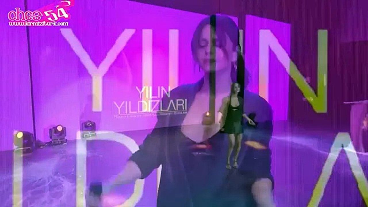 Simge Sağın Göğüs Dekolte