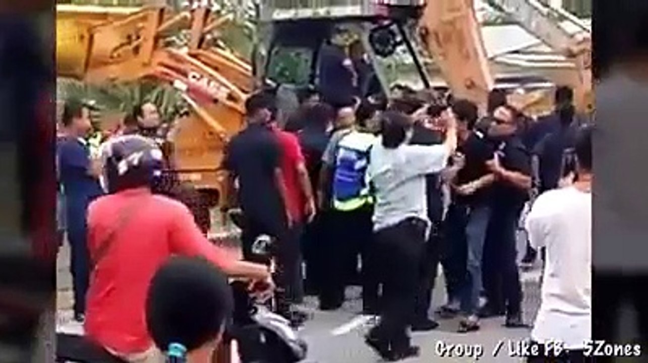 执法人员拆除违法会所，马华竟然率领党员和村民阻挡 。。！