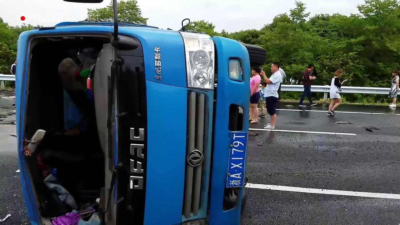 Una carretera china fue cortada debido a que cientos de peces vivos terminaron en ella