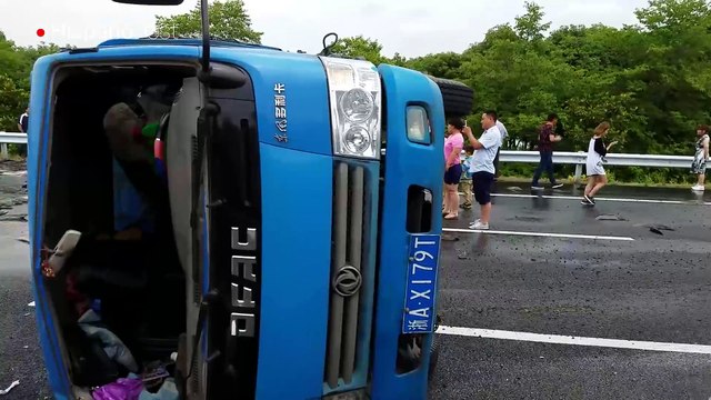 Una carretera china fue cortada debido a que cientos de peces vivos terminaron en ella