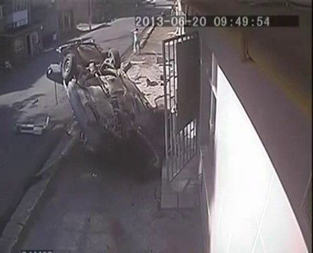 Des Piétons chanceux échappent de peu à la mort... Dingue