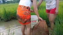 KAÇIRMAYIN!! Kamboçyalı Kızlardan İşinize Yarayacak Balık Tutma Teknikleri