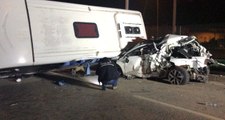 Makas Atan Araç Minibüse Çarptı, Minibüs Otomobilin Üzerine Devrildi: 4 Ölü, 11 Yaralı