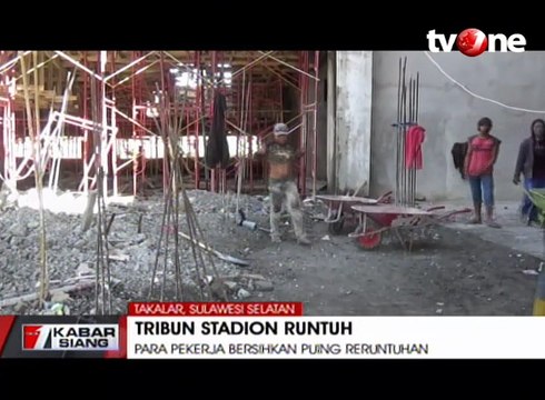 Pasca Runtuhnya Tribun Stadion, Pekerja Bersihkan Puing