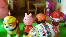 Bajka Świnka Peppa dostała prezent jajko niespodzianke od Psi Patrol bajki dla dzieci zabawki