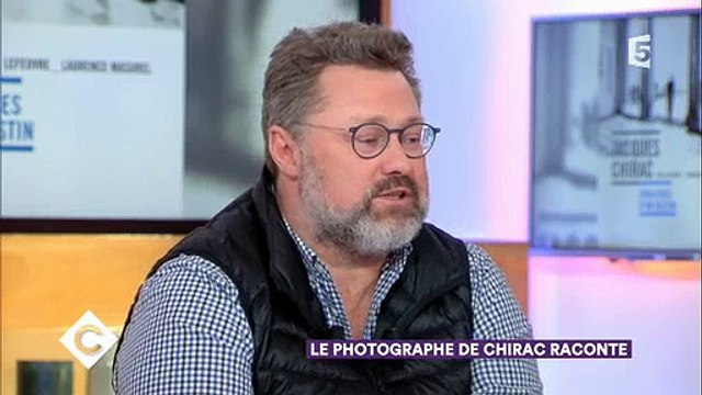 Le photographe de Jacques Chirac raconte que Bernadette refusait de poser avec lui ! Regardez