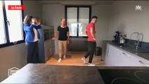 Un agent immobilier demande à son client de danser avec elle dans 