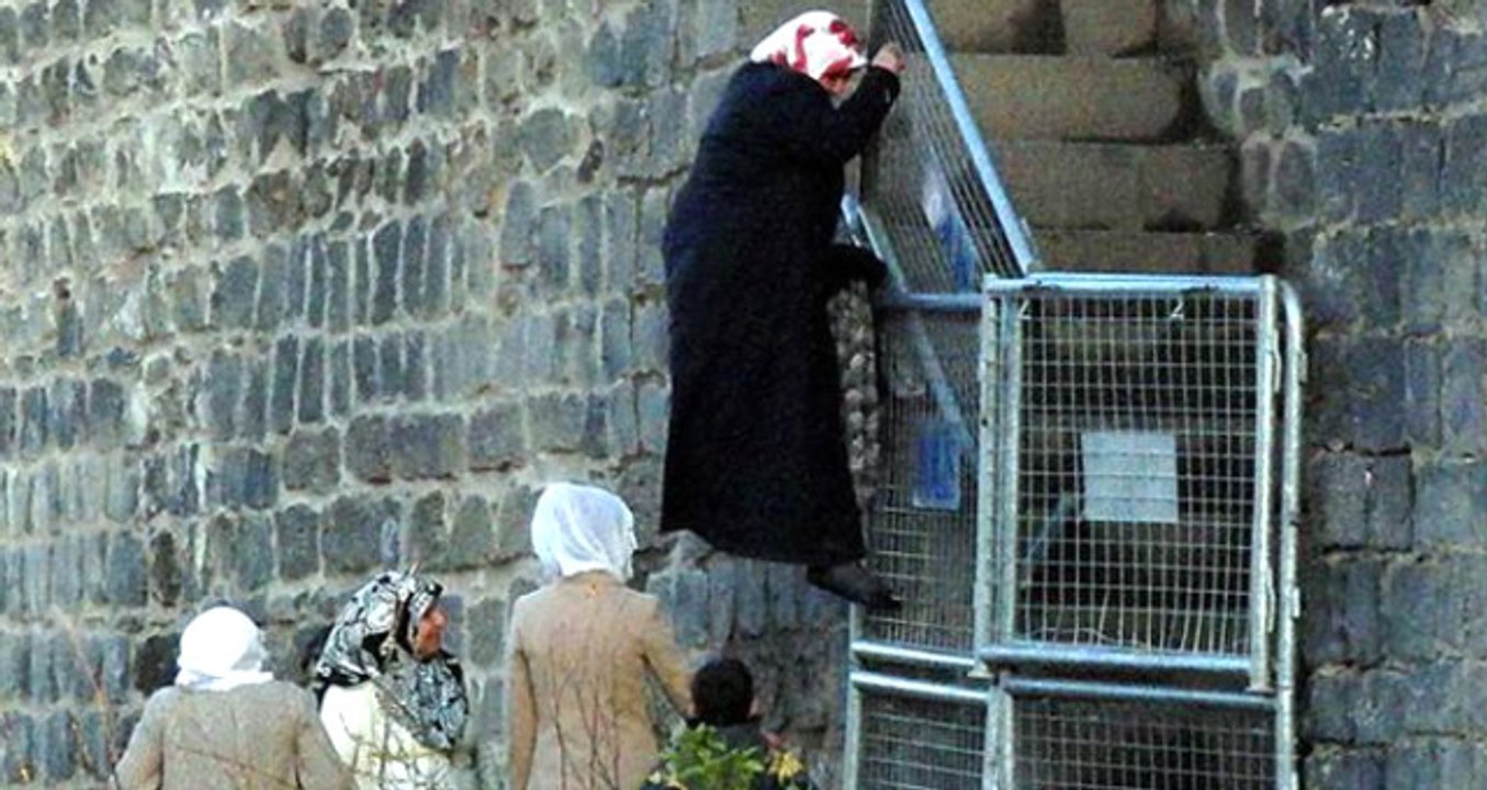 Kapatılan Diyarbakır Surlarında Selfie Çekmek İsteyenler, Barikatları Tehlikeli Şekilde Aşıyor
