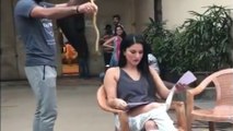 L'actrice Sunny Leone se fait piéger par un ami avec un serpent