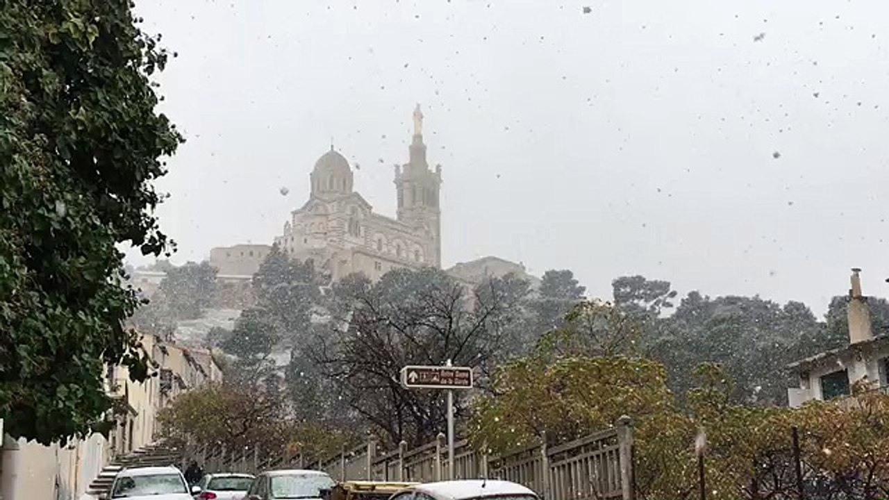 Marseille : gros flocons et bataille de boules de neige à Notre-Dame-de-La-Garde