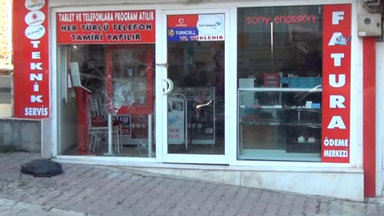 Kozan'da 2 İş Yeri, Kimliği Belirsiz Kişilerce Soyuldu... Camı Kırarken Kendini Yaralamış
