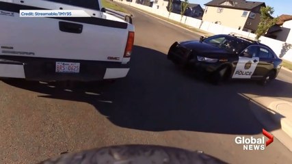 Un motard tente d'échapper à la police.
