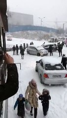 Les joies de la neige en russie... Carambolage en chaine
