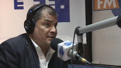 Correa dice que Ecuador "empieza a dejar de ser" una democracia