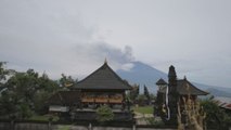 El volcán Agung, en Bali, sigue 