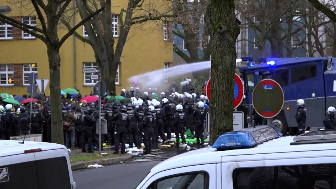 Polizei setzt vor AfD-Parteitag in Hannover Wasserwerfer ein