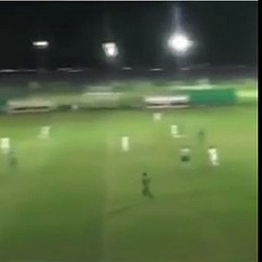 Maç sırasında sahaya araba girdi!